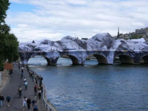 "La Caverne du Pont Neuf" ubah total wajah Jembatan Pont Neuf di Paris, menjadikannya atraksi baru yang menarik banyak wisatawan.