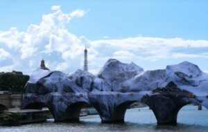 Kehadiran instalasi seni sementara "La Caverne du Pont Neuf" (Gua Pont Neuf) mengubah total wajah Jembatan Pont Neuf di Paris