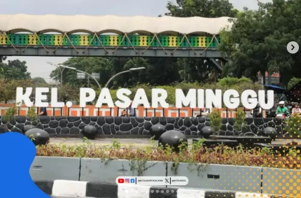 Kawasan Pasar Minggu merupakan bentangan alam hijau yang tenang dan berperan krusial dalam pasokan logistik pangan ke pusat kota Batavia.