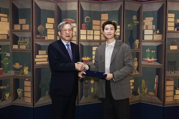RM, leader grup Kpop BTS, resmi ditunjuk sebagai salah satu sosok penting yaitu “Duta Global” pertama dalam sejarah Museum Nasional Korea