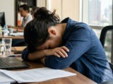Tubuh Sering Lelah? Kenali 5 Tanda Kurang Istirahat & Cara Mengatasinya