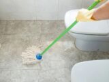 10 Cara Ampuh Membersihkan Kerak Kamar Mandi agar Kembali Kinclong