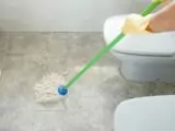10 Cara Ampuh Membersihkan Kerak Kamar Mandi agar Kembali Kinclong