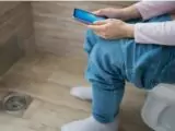 Petaka Kebiasaan ‘Doom Scrolling’ di Kamar Mandi: Ancaman Wasir Mengintai Gen Z dan Milenial!