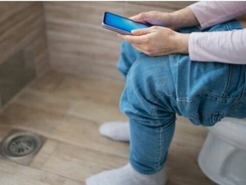 Mengubah toilet jadi ruang baca digital pribadi tidak hanya buruk bagi kesehatan fisik, tetapi juga memicu gangguan psikologis jangka panjang.
