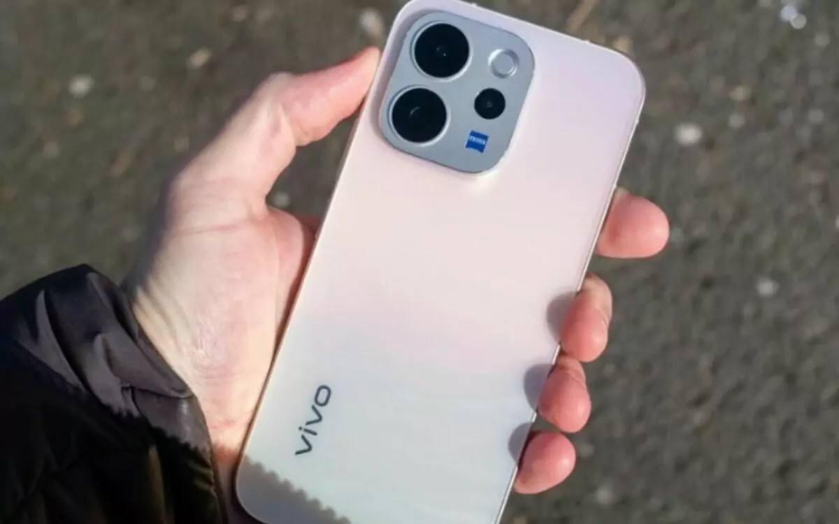 Tanpa menggelar konferensi pers vivo secara mengejutkan langsung memajang anggota keluarga terbarunya, vivo V70 Lite