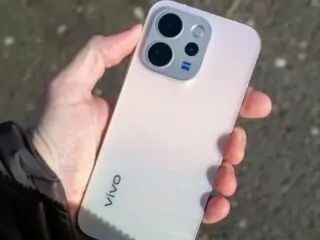 Tanpa menggelar konferensi pers vivo secara mengejutkan langsung memajang anggota keluarga terbarunya, vivo V70 Lite
