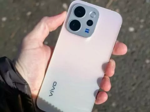 Tanpa menggelar konferensi pers vivo secara mengejutkan langsung memajang anggota keluarga terbarunya, vivo V70 Lite