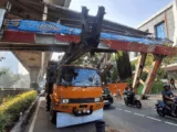 Truk Bermuatan Alat Berat Tersangkut di JPO Mampang, Polisi Ungkap Kronologi Kejadian