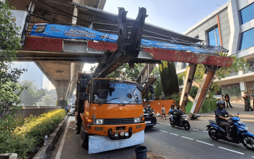 Truk Bermuatan Alat Berat Tersangkut di JPO Mampang, Polisi Ungkap Kronologi Kejadian
