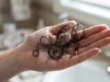 Mudah dan Murah, Ini 5 Cara Alami Mengatasi Rambut Rontok dari Rumah