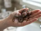 Mudah dan Murah, Ini 5 Cara Alami Mengatasi Rambut Rontok dari Rumah