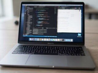 Laptop berbodi logam