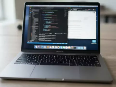 Laptop berbodi logam