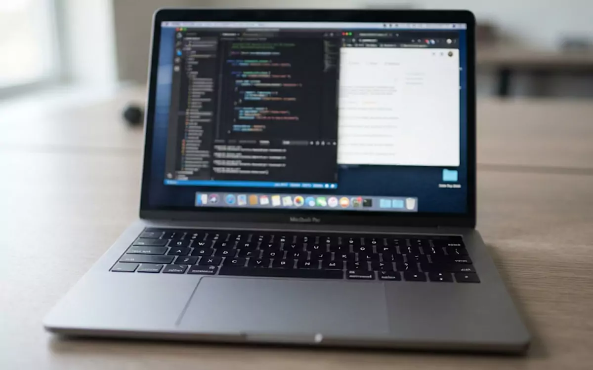 Laptop berbodi logam