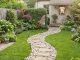 Inspirasi Taman Minimalis Sederhana dengan Kombinasi Batu Koral dan Rumput